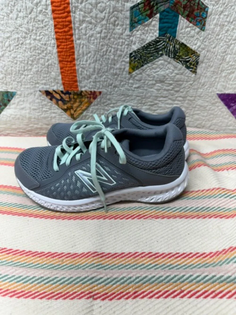 New Balance 420 v4 Woman's Size 7